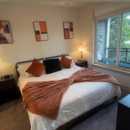 Beautiful Condo On Riverwalk King Suite W Free Parking Pet Friendly Centrally Located On The Riverwalk